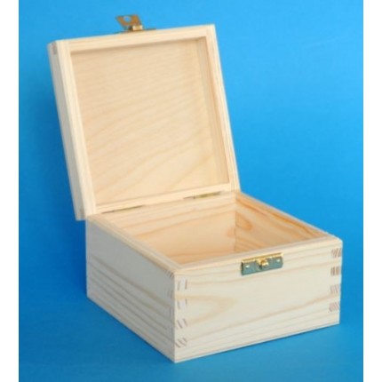 Dėžutė medinė kvadratinė su užsegimu, 12x12x7.5cm